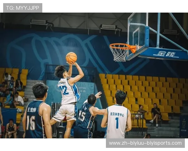 篮球运动员如何在比赛中合理分配体能以应对长时间高强度对抗